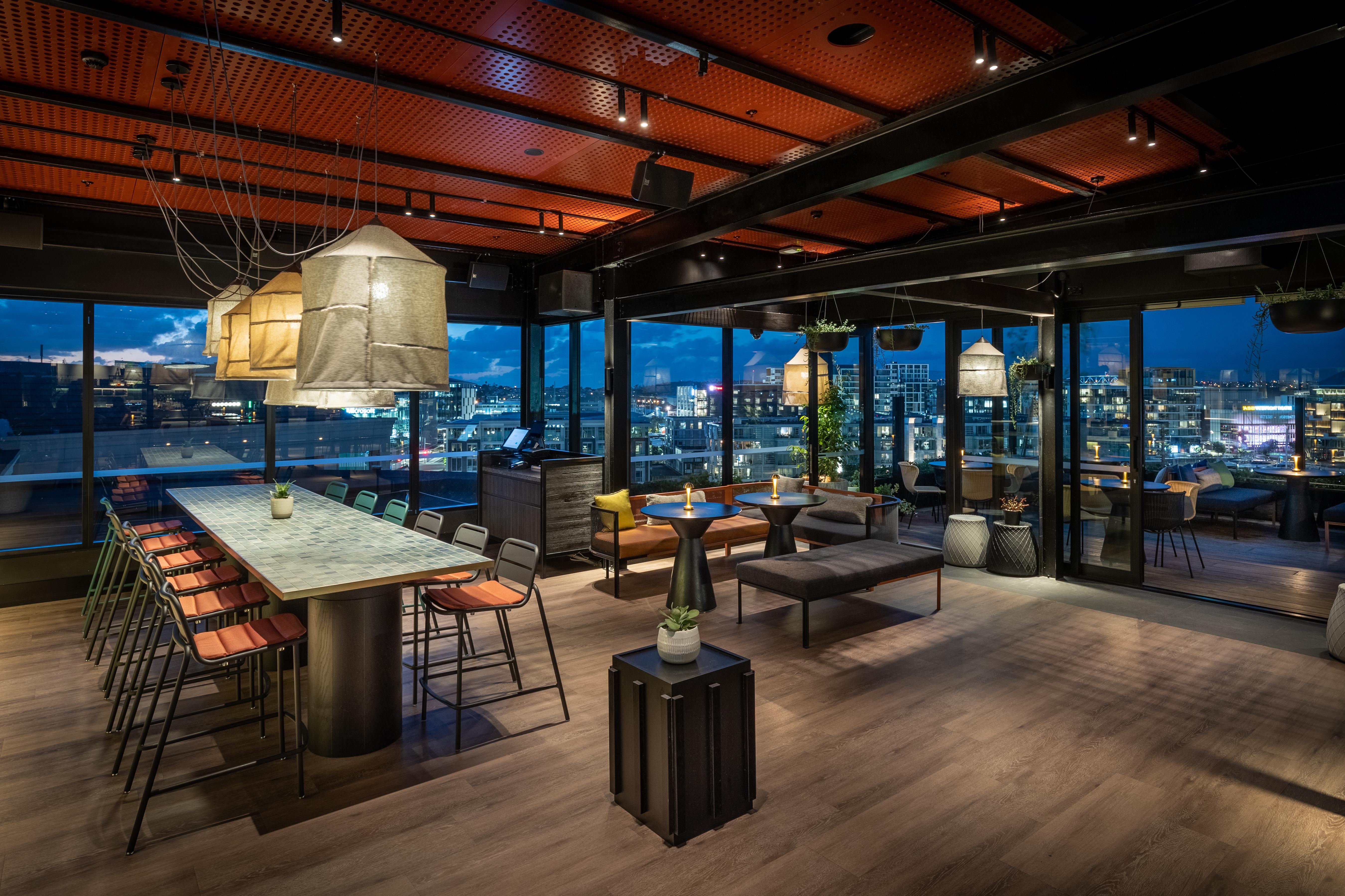 Qt Auckland Hotel Eksteriør billede The rooftop bar at the Standard East Village